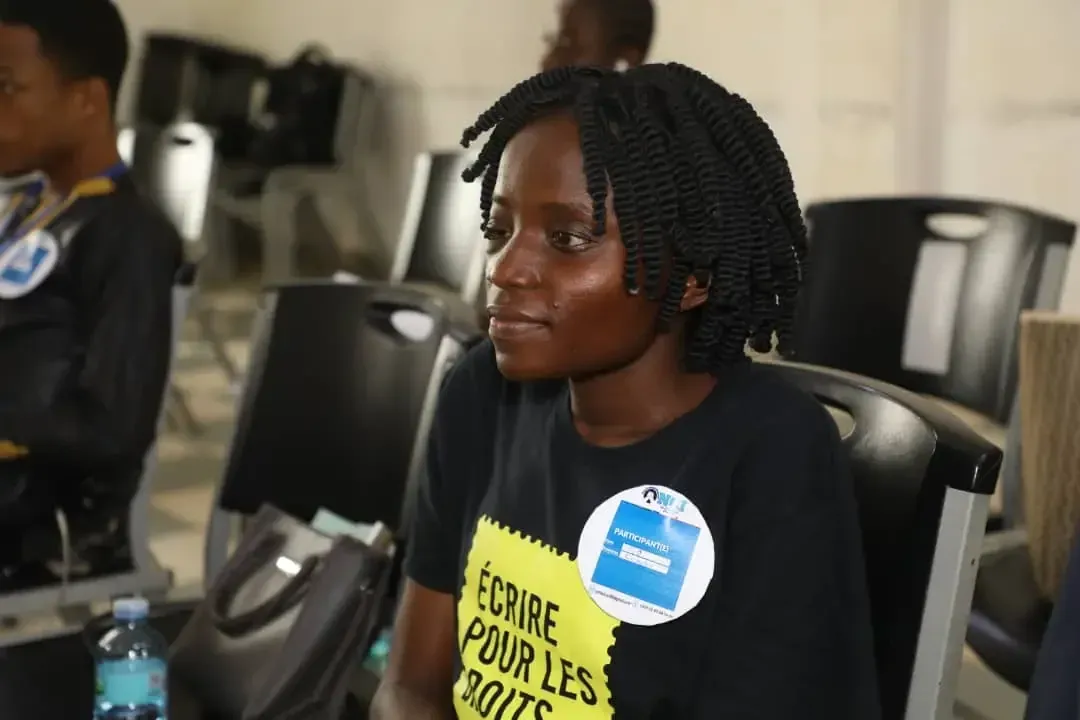 A participant wearing an “Écrire pour les droits” T-shirt.
