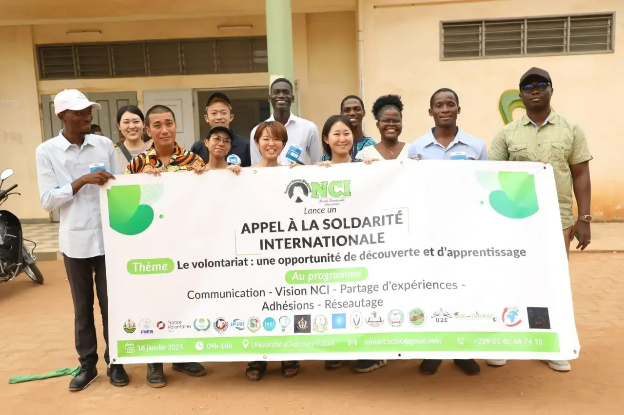Organisers and speakers behind the “Appel à la solidarité internationale” banner.