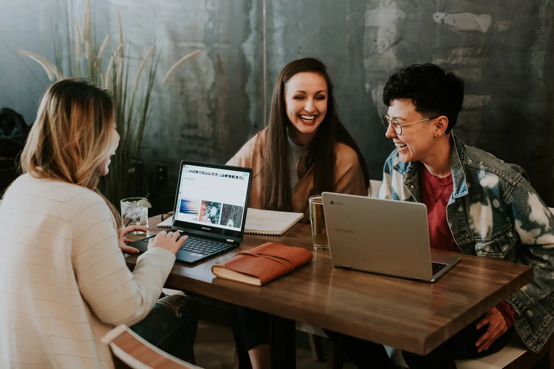 Un groupe diversifié de personnes collaborant joyeusement, représentant l'inclusivité.