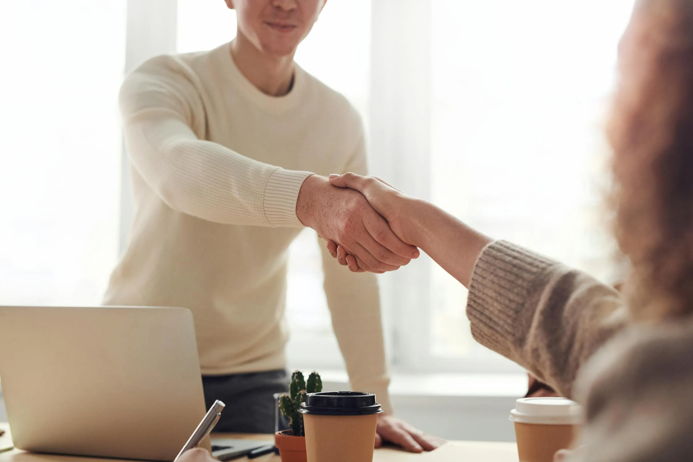 Animateur de jeunesse menant une session de formation professionnelle pour un groupe engagé.