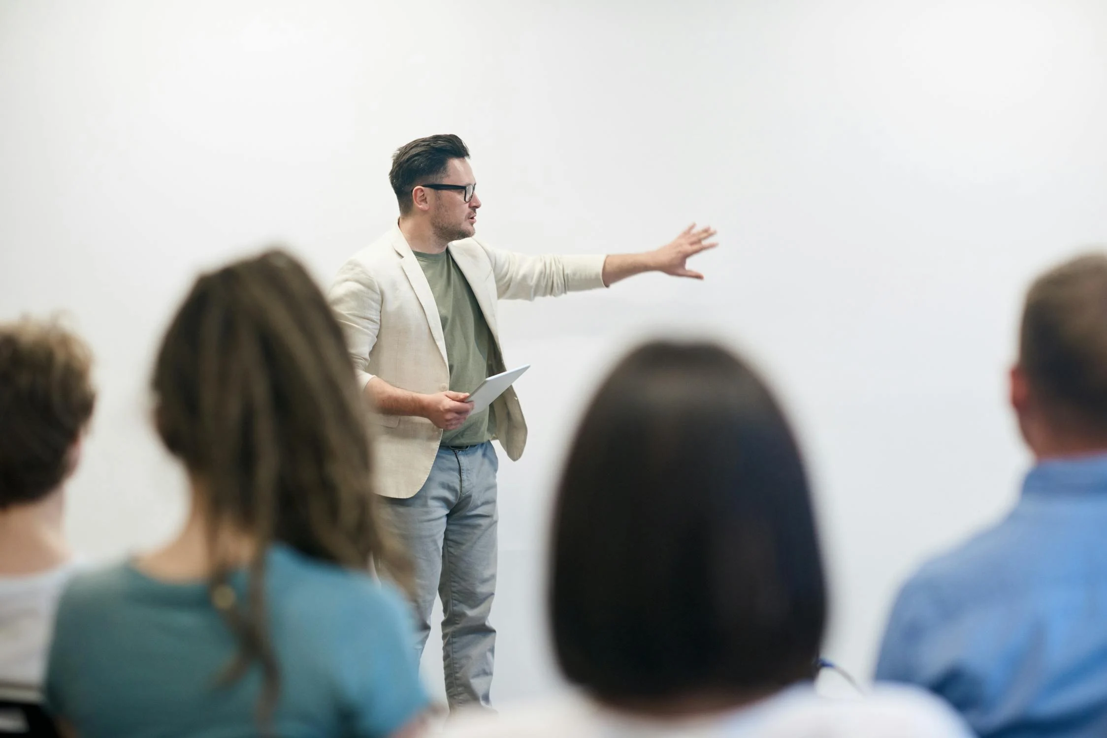 Jeunes de diverses nationalités collaborant sur un projet.