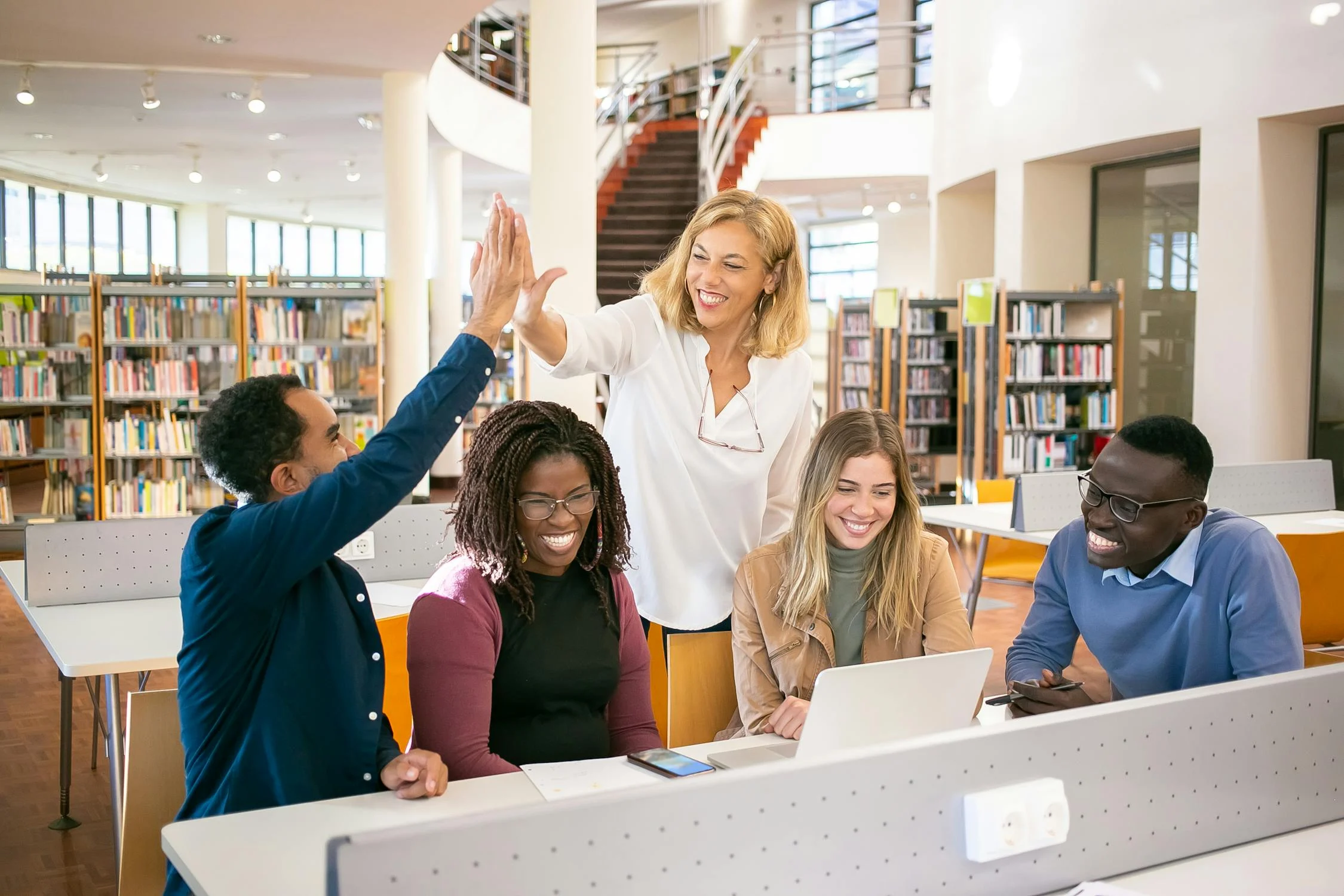 Un groupe diversifié de jeunes volontaires planifiant leur prochaine aventure avec une carte du monde.