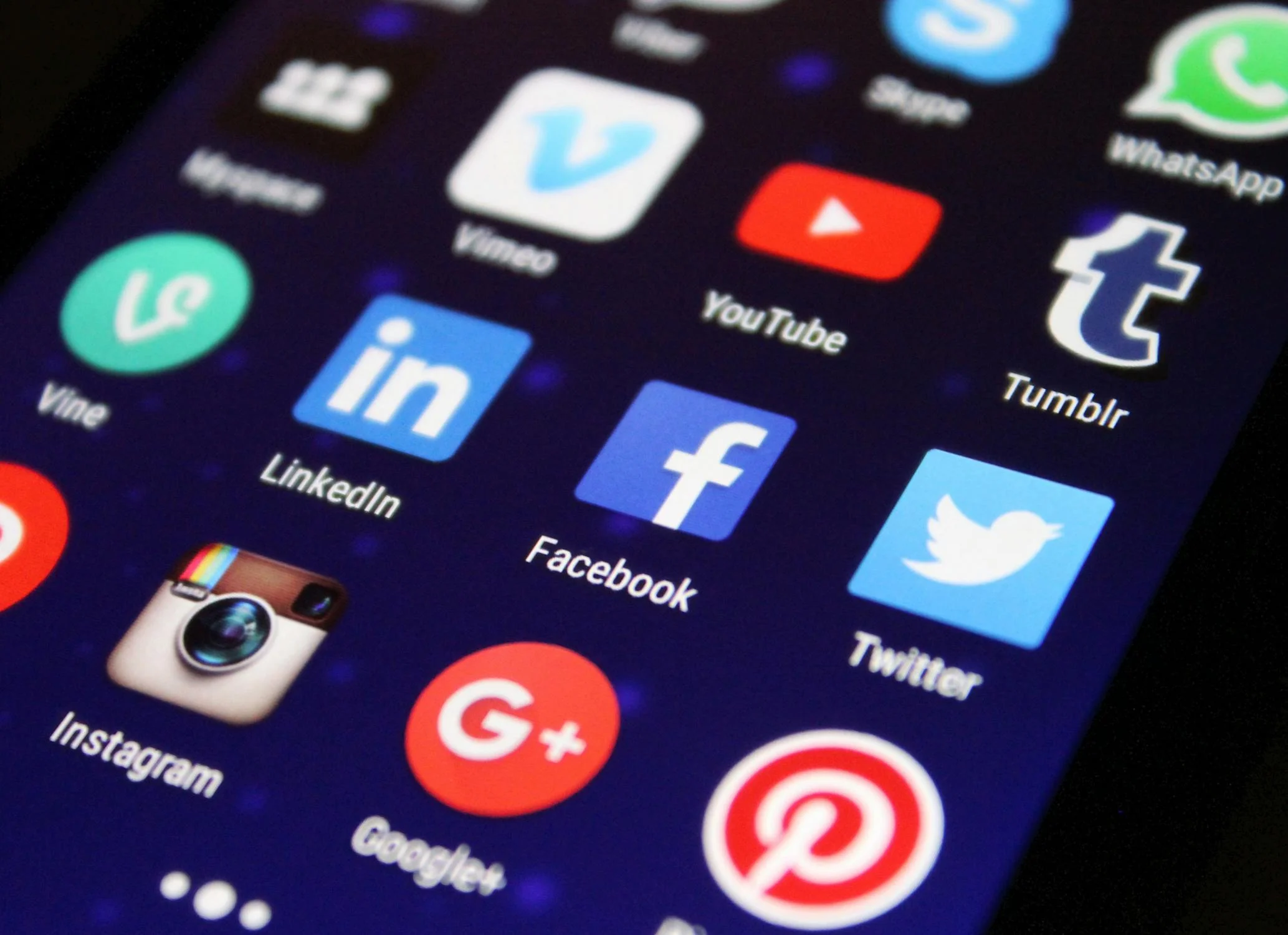 Icônes 'Share', 'Like', 'Comment' sur un fond numérique, représentant l'engagement sur les réseaux sociaux.