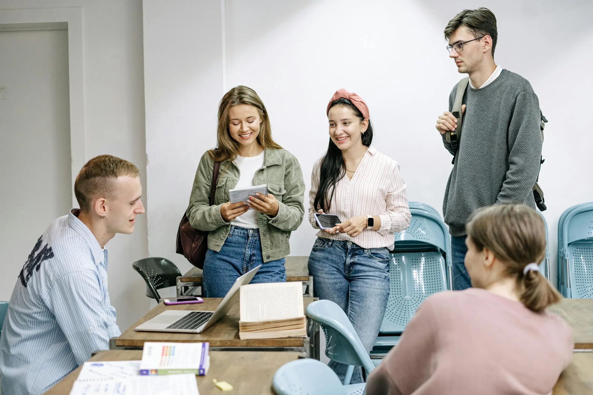 Groupe divers de jeunes écoutant attentivement lors d'un échange interculturel.